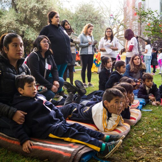 Cerca de 150 niños y niñas participaron de la Invasión Lectora organizada por la Escuela de Pedagogía PUCV