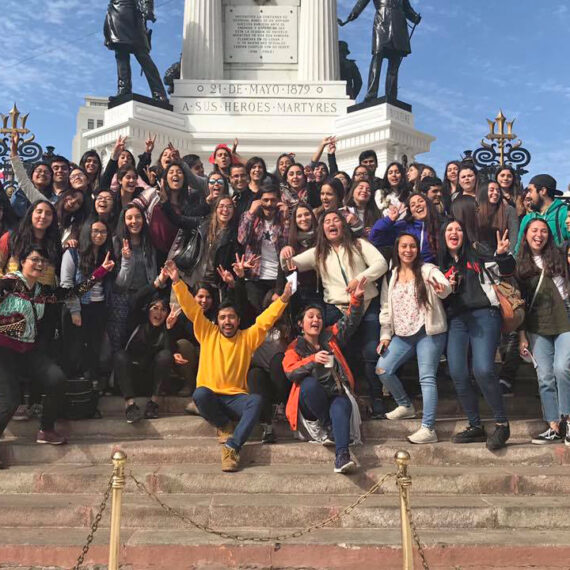 Salida Pedagógica: Estudiantes y profesores de la carrera de Educación Básica PUCV recorren sector patrimonial de Valparaíso