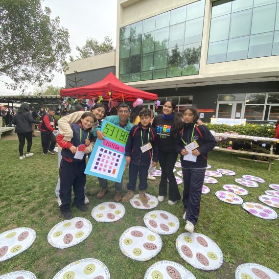 Educación Básica PUCV organizó la Primera Feria Matemática ¡Aprende jugando! para colegios de la región de Valparaíso